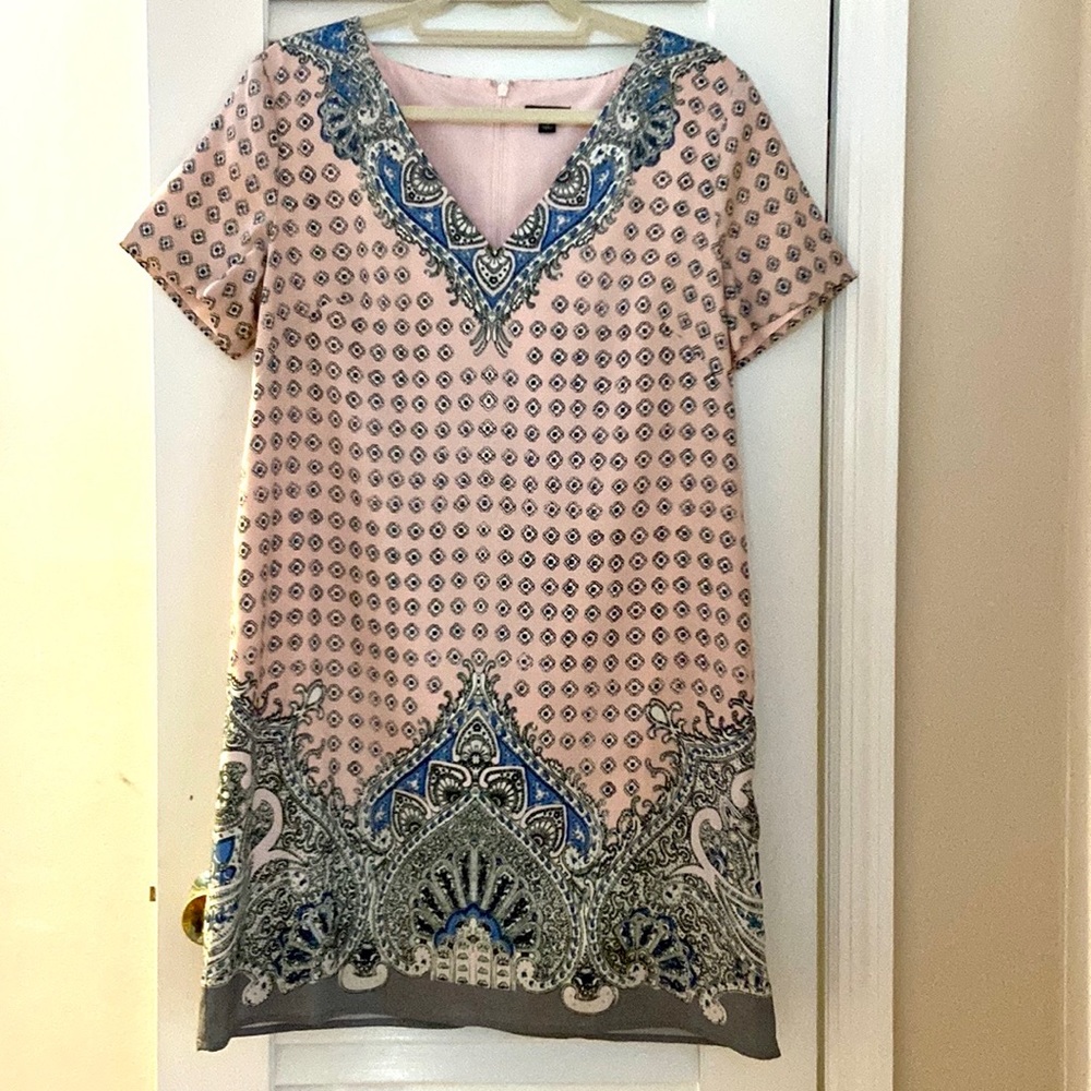 EUC Ann Taylor Pink Pattern V Neck Shift Dress size M